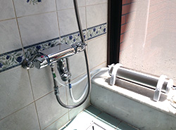 バスシャワーシステム取付例1_オプション部品を使った場合の設置例