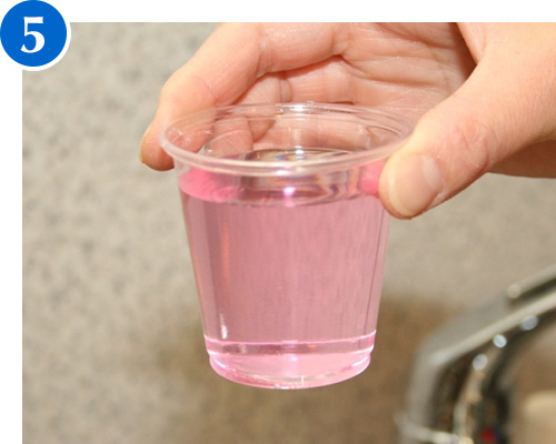 水道であれば塩素反応が出て、ピンク色になります。井戸水の場合は変化しません。